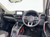 運転席まわりです。 各操作スイッチは使いやすい位置に配置されてます。