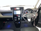 運転席周りのレイアウトをご覧ください。ナビゲーションが綺麗に装着されすっきり収まってますね!