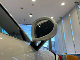 クリアな視界を提供する右ミラー。サーキット走行時に後続車両の動きを素早く察知できるほか、ワインディングでのスポーツ走行時も安心したクリアな後方視界を保ちます。