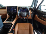 ウッド調と革巻きステアリングで快適な操作性の運転席です。