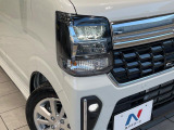 【LEDヘッドライト】悪天候や夜間走行時も良好な視界を確保し安心して運転できる高輝度LEDヘッドライトを装備!点灯速度が早く、消費電力も抑えられています。