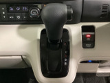 CVT車のセレクトレバーです。低速から高速まで、変速ショックのないスムーズな走りを実現するとともに、エンジン効率のよい領域を維持することで燃費にも貢献します。
