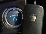 【スマートキー】カバンやポケットに入れたままでもドアの施錠・解錠が可能なスマートキーを装備。エンジンのオン・オフ時もカギを取り出す必要が無いからとっても便利です♪