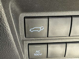 電動式バックドアです。 荷物を持ったままでもボタン一つで自動的に開け閉めできるので便利ですよ。 挟み込み防止機能も付いていますのでお子様の手や荷物を挟み込むのを防いでくれますよ。