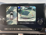 アラウンドビューモニターは4方向のカメラで真上から車を見たようにモニターで確認ができる日産の自慢の装備です。前後センサーにより移動物検知、障害物検知をして画面に表示。是非実際の車で体感してみてください