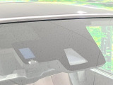 【i-ACTIVESENSE】走行中に前方の車両等を認識し、衝突しそうな時は警報とブレーキで衝突回避と被害軽減をアシスト。より安全にドライブをお楽しみいただけます。