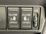 【両側パワースライドドア】スマートキーや運転席のスイッチで後席両側スライドドアの開閉が可能♪電動だから力を入れてドアを開ける必要が無く、小さなお子様でも簡単に開け閉めでき快適です♪
