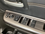 ハンドルの右側に電動格納付きパワーミラーの操作スイッチがついています。左右のサイドミラーの角度調節も微調整ができて便利です。パワーウインドウは運転席でドア4枚とも上下の操作ができるようになっています。