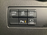 運転席脇のクラスタースイッチ部分にはカメラ切り替えスイッチ、パーキングセンサー、その他走行系スイッチを集中配置しております。