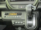 運転中でも目線移動は少なく、様々な操作ができるようレイアウトされています。操作は手元で、エアコンはシンプルに、表示は見やすく配置されていますので、ドライバーは運転だけに集中することができます♪