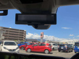 インテリジェントルームミラーは車両後方の状況を映像で映し出してくれます!後席に人が乗っていて見づらい時や荷物で後ろが見えない時も安心です!
