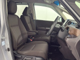 乗降がしやすい運転席。高さが調節できて小柄な方でも運転しやすいポジションをとることができます。