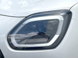 ●LEDヘッドライト:夜間走行時も良好な視界を確保し安心して運転できる高輝度LEDヘッドライトを装備!点灯速度が早く、消費電力も抑えられています。