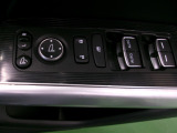 運転席で全ての窓を操作可能です。ドアミラーの角度調整もここで出来ます。