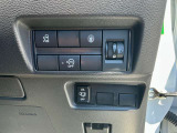 運転席右側には電動スライドドア等各種スイッチが集約されています!!