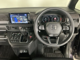 【ハンドル】運転にかかわる様々な操作を安全に行えるように視点移動が少なく操作性に配慮されたスイッチ類が凝縮されたコックピットです。