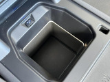 【フロントセンターコンソールクーラーボックス】500mlのボトルが4本収納でき、温度を5度に保つことが出来るようになっております。旅行などのお出かけの際に重宝しますね♪