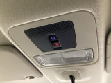 【SOSボタン】体調が悪くなったときや、事故に遭遇したとき、あおり運転にあっている時など、緊急時にボタンを押すと緊急サポートセンターにつながり、オペレーターが警察・救急への取次ぎを行います。