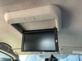 後席用TVモニターは、家族からのリクエストが多い装備品です!長時間のドライブや渋滞のイライラを解消!好きな映画でもいかがですか?