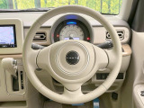 インテリアに合わせたデザインのステアリングは、運転される方のことも考え、運転しやすい形状、大きさです。是非一度、実際に触ってお確かめください。