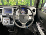 インテリアに合わせたデザインのステアリングは、運転される方のことも考え、運転しやすい形状、大きさです。是非一度、実際に触ってお確かめください。