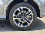 19インチ純正アルミホイール装備 全車両に標準装備の純正アルミホイールは、純正ならではのバランスの良いデザインと、走行安定性をお楽しみ頂けます。