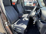 運転席シート廻りは使用感も少なく、良好な状態となっています。前オーナー様が丁寧に使っていたことがよくわかりますね。