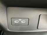 後部座席用のUSB端子付きです。