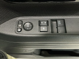運転席のスイッチで全てのウィンドウの開閉操作を行うことができます。ロックボタンをONにしておくと、運転席以外のウィンドウは作動しないのでお子様を乗せているときなども安心ですね♪
