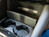 運転席と助手席の間には、カップホルダーも装備して、ドリンクを飲みながら、ドライブを楽しめます。