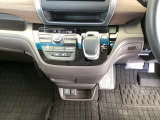 足元スッキリ、インパネシフトです。パーキングブレーキはフットブレーキタイプなので、運転席と助手席の間がスッキリしています。