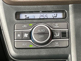 【オートエアコン】一度お好みの温度に設定すれば、車内の温度を検知し風量や温度を自動で調整。暑い&hellip;寒い&hellip;と何度もスイッチ操作をする必要はありません。快適な車内空間には必須の機能ですね♪