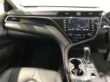 スタイリッシュなデザインのインパネ。各操作スイッチは使いやすい位置に配置されてます。