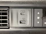 エアコン操作パネルの左側に、スマートフォンなどの充電可能なUSB端子と、音源などの外部入力の可能なUSB端子がついています。移動中に充電もできるので便利です。