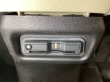 ETCがついています。高速道路の料金所の通過も楽々です。 カードの取り出しもしやすい場所についています。