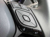 ステアリングスイッチは前方から目を離すことなく操作することが可能。わき見運転の防止に。