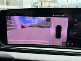サラウンドカメラと前後のバンパーセンサーで駐車時も安心です。7種類のビューをワンタッチで切替え可能です。