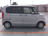 後部座席は両側電動スライドドアなので狭い駐車場でもお手軽に開閉可能!!乗り降りも安心です!!
