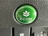 ECONスイッチ操作でエンジンやミッション、エアコンなどを総合的に制御、燃費をよくするようクルマが頑張ります。
