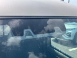 2つのカメラで前方の車両や歩行者を検知し、衝突のおそれがあると判断すると、ブザー音やメーター内の表示で警告。衝突の可能性が高まると、自動でブレーキをかけ、衝突の回避または衝突時の被害軽減を図ります。