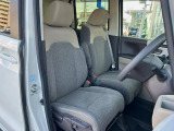 運転席まわりには十分なスペースがあり、大柄な方でもゆったり運転していただける環境です。
