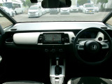 大きなフロントガラスで広々とした視界の運転席まわりです。