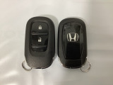 スマートキーを装備しています。鍵を差し込むことなくドアロックの開け閉めと、スタートボタン操作でのエンジンスタートができます。スペアキーも同じものを用意しております。