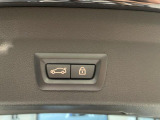 電動パワーゲートです。開閉がボタン1つで開け閉め行えます。また、状況に応じてのトランクハッチ開閉量を簡単に設定可能です。スマートオープナーも便利な機能です。ぜひお試しください。