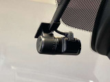 あおり運転対策や予期せぬトラブルへの備えとして心強いドライブレコーダー。走行中の映像をしっかりと記録し、ドライバーと同乗者の安全を見守ります。購入後すぐに安心してドライブを楽しめる人気の装備です。