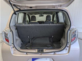 とても広々、大きな開口部の荷室スペースですね。 開口部広々だから、大きな荷物も楽々収納出来ちゃいますね。 荷物スペースは広いほうがいいですよね。