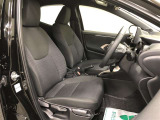 自然でストレスの少ない運転席を追求し、シート形状やシフトノブの配置にまでこだわっています。ドライビングポジションを低い位置に設定し、クルマと一体になれるような感覚で運転ができます。