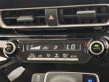 オートエアコンは温度を設定するだけで、自動で風量などを設定してくれます。運転しながら操作も必要ないので、安全性も向上します。
