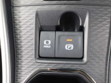 「HOLD」スイッチを押し、システムONの状態にしておくことで、渋滞や信号待ちなどでブレーキを踏んで停車した時にブレーキを保持。アクセルを踏むと解除されます。