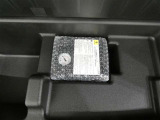スペアタイヤレス車です。応急セットを搭載しております。